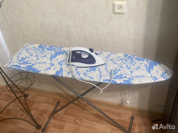 Гладильная доска и утюг