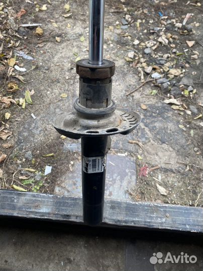 Стойка передняя jetta 6