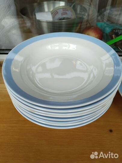 Тарелки с голубой каёмочкой