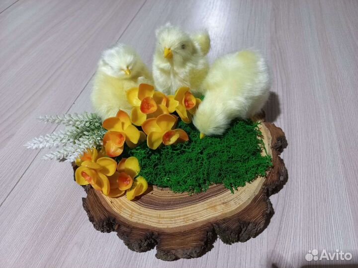 Композиция из искусственных цветов