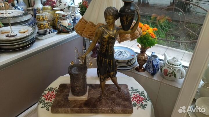 Скульптура Девушка с кувшином на мраморной основе