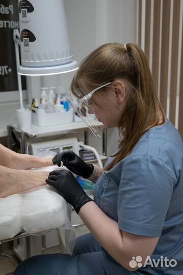 Маникюр/педикюр с покрытием гель-лаком