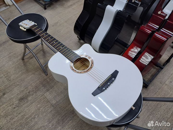 Гитара акустическая белая с металлическими струн