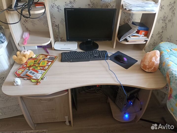 Компьютерный стол с системным блоком и монитором