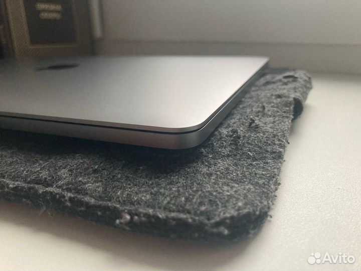 MacBook Pro 13 2020 16/512/i5 2Гц как новый