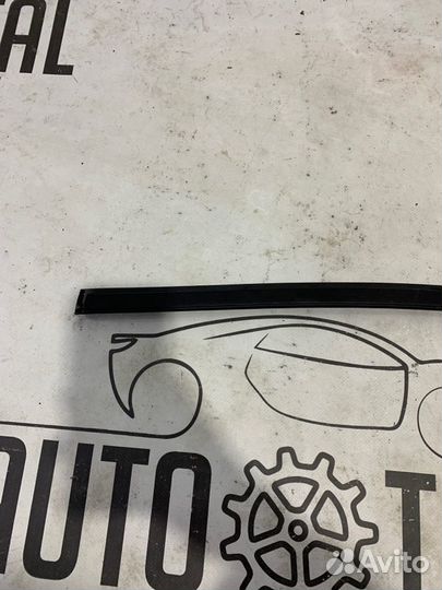 Молдинг лобового стекла передний правый Toyota