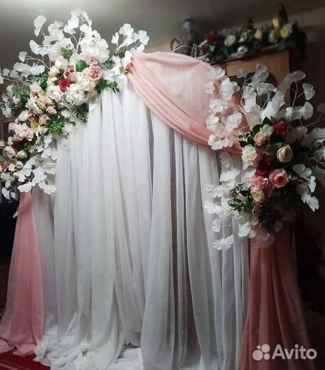 Арка из ткани с букетами