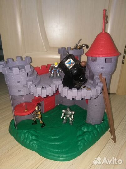 Замок с комплектом рыцарей