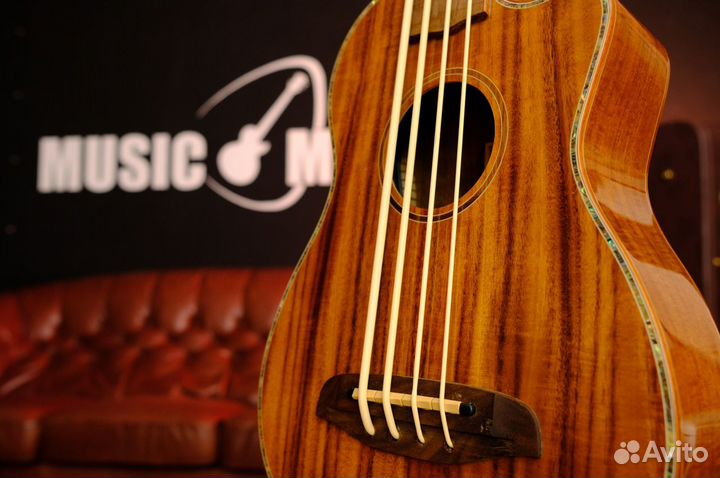 Укулеле бас со звукоснимателем Ortega (Комлпект)