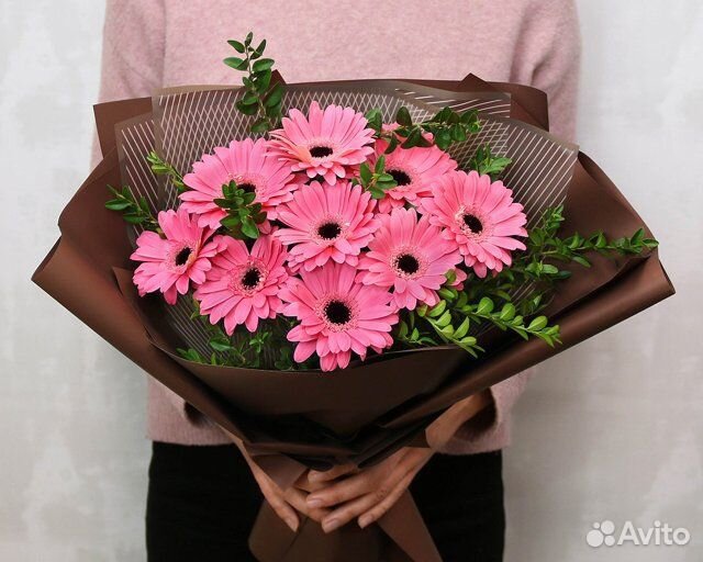 Букет из 9 розовых мини гербер в стильной упаковке