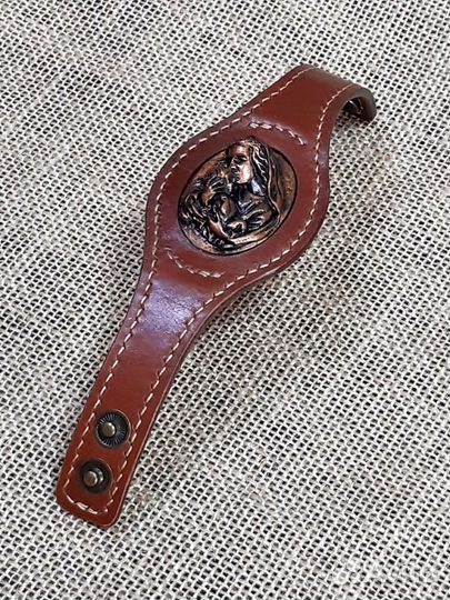 Кожаный браслет с камеей 