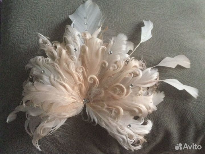 Заколка или брошь из натуральных кудрявых перьев