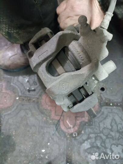 Передний правый суппорт Renault Logan 2