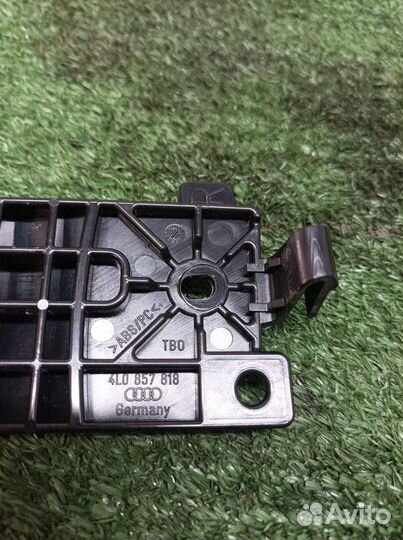 Кронштейн (сопут. товар) Audi Q7 2005