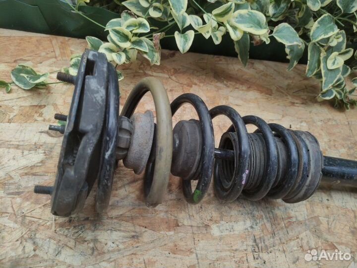 Стойка подвески передняя левая Nissan Bluebird