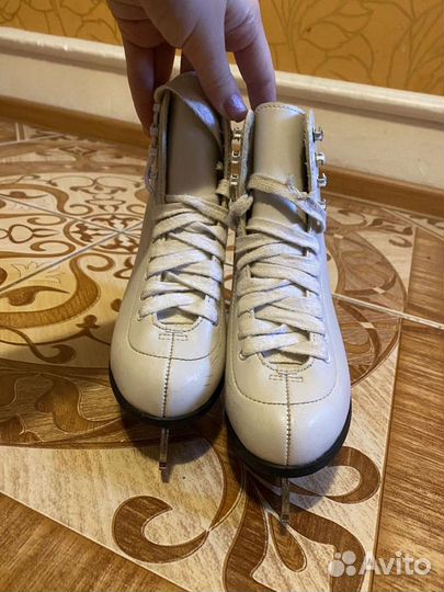 Коньки фигурные 32 р