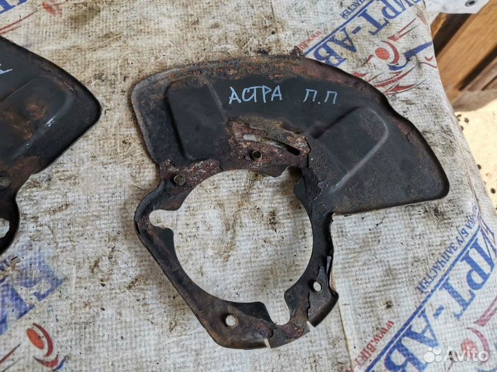 Пыльник переднего тормозного диска Opel Astra H