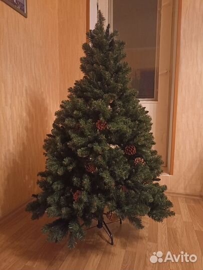 Искусственная пышная ель с шишками