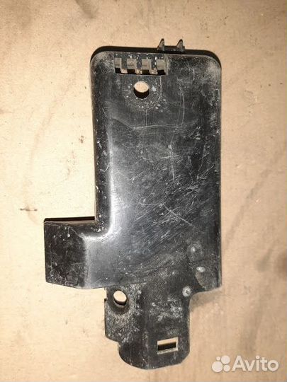 Крышка монтажного блока Mitsubishi Pajero