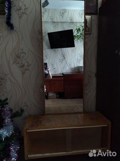 Трюмо с зеркалом