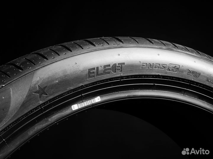 Pirelli P Zero PZ4 255/40 R23 и 295/35 R23 113Y