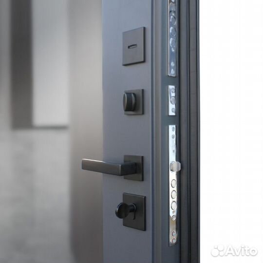 Входная дверь в квартиру с большим зеркалом