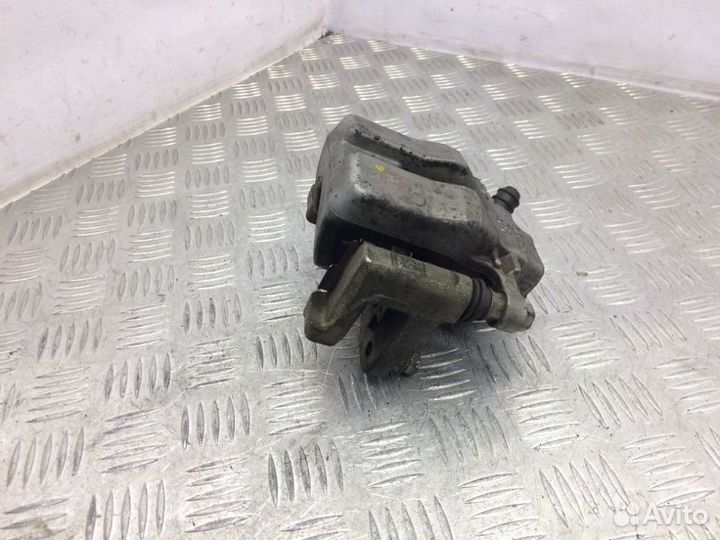 Суппорт тормозной задний левый Toyota Camry V50