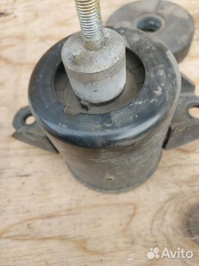 Подушка крепления двигателя передняя правая Nissan