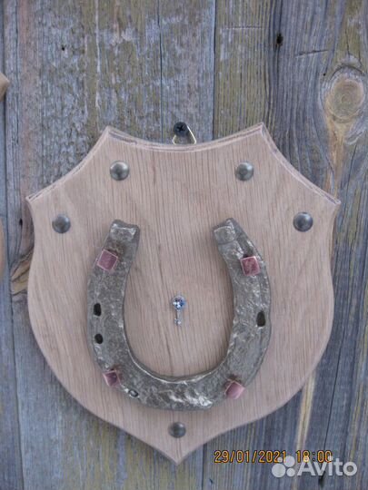 Деревянное панно с подковой
