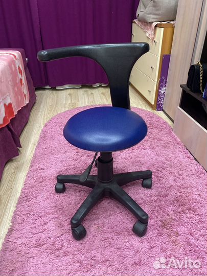 Стул на колесиках со спинкой