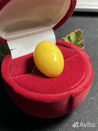 Кольцо с медовым янтарем