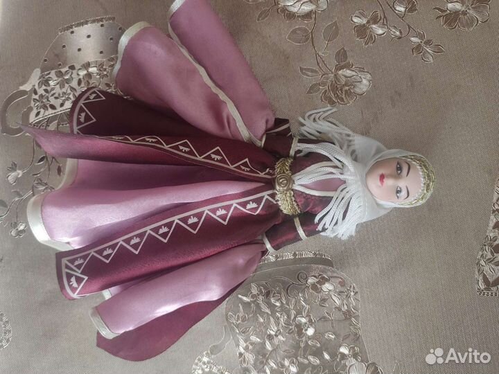 Фарфоровая кукла