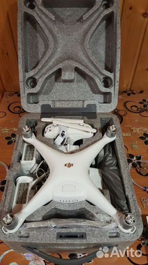 Квадракоптер Phantom 4