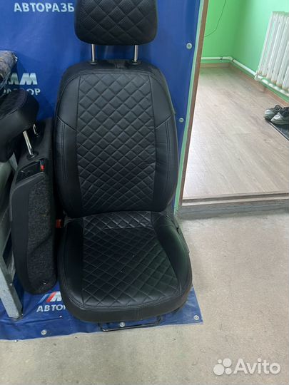 Сидение водительское, пассажирское шкода рапид