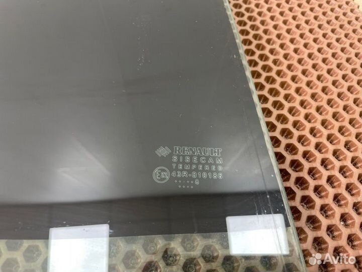 Стекло двери заднее правое Renault Logan
