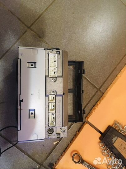 Продам оригинальную магнитолу toyota yaris 2008