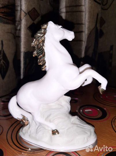 Фарфоровая статуэтка лошадь, уместен торг