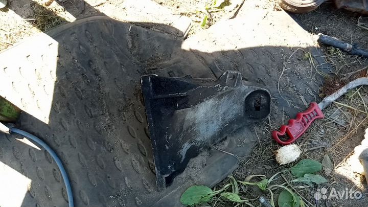 Кронштейн двигателя правый Audi 80 B4