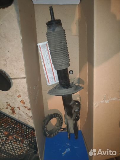 Амортизатор передний правый Kia Venga