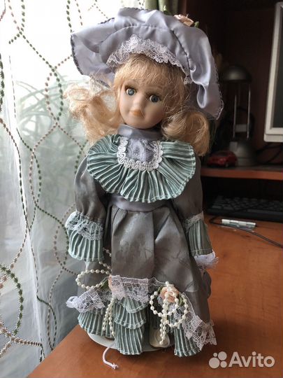 Кукла фарфоровая