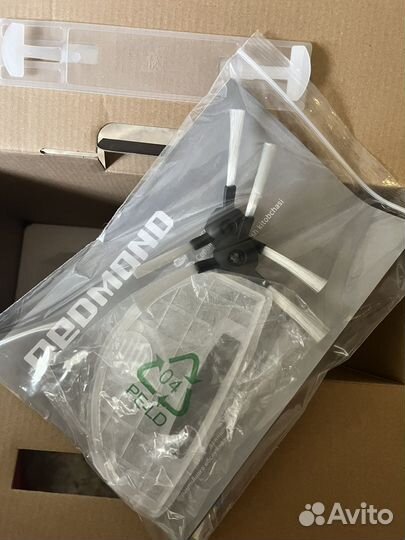 Робот пылесос Redmond RV-R350