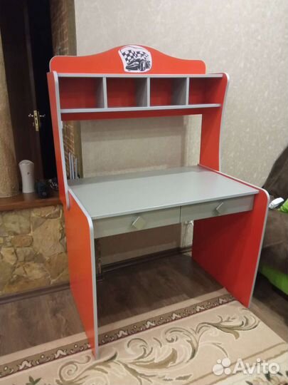 Детский письменный стол