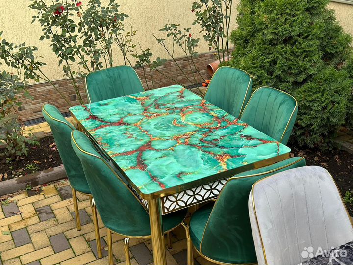 Стол и стулья