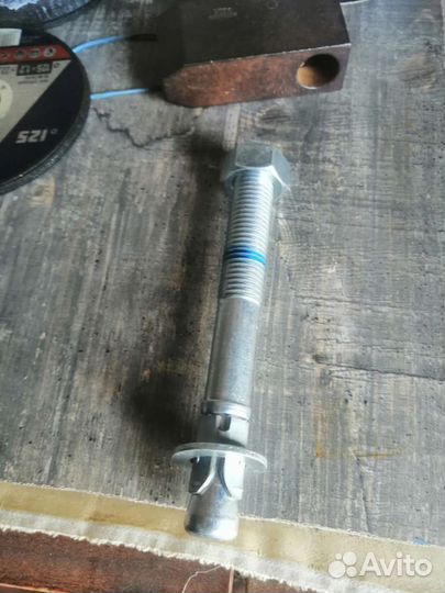 Анкерный болт hilti