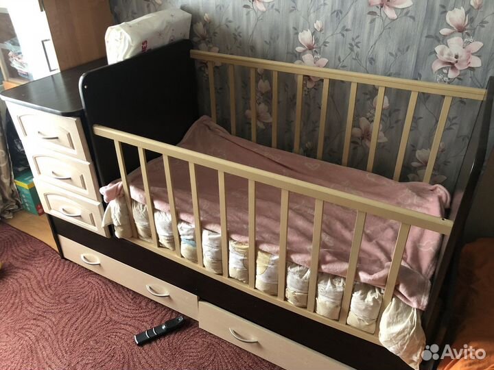 Детская кроватка с маятником и ящиком