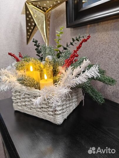 Композиция из искусственных цветов