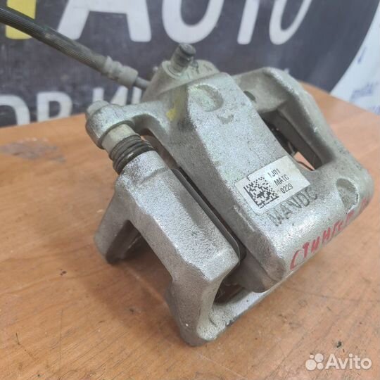 Суппорт тормозной передний левый Kia Stinger 1