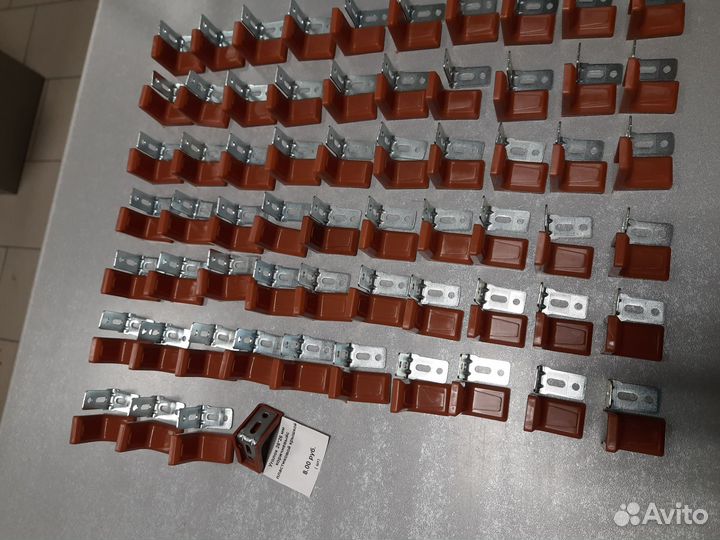 Уголок металл с коричневой крышкой