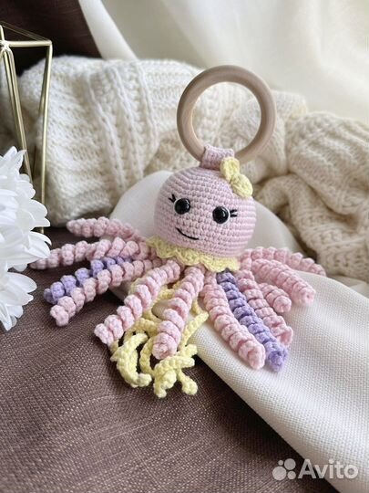 Погремушка грызунок вязанная. Осьминог вязанный