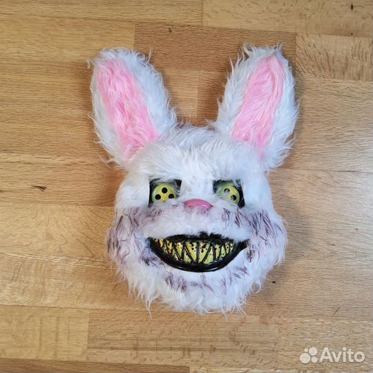 Страшная маска кролика